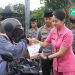 Ramadhan Penuh Berkah, Kapolres Bersama Ketua Bhayangkari Cabang Kediri Kota Berbagi  Takjil
