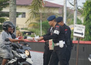 Satbrimob Kalbar di Jumat Berkah Berbagi Takjil Kepada Pengunaan Jalan