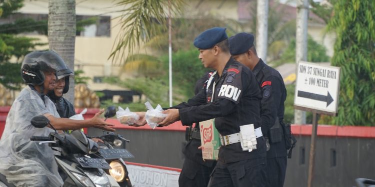 Satbrimob Kalbar di Jumat Berkah Berbagi Takjil Kepada Pengunaan Jalan