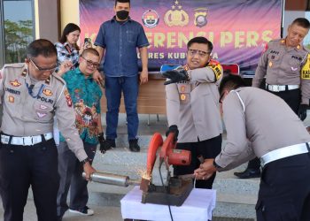 Polres Kubu Raya Musnahkan Puluhan Knalpot Brong dan Tindak Ribuan Pelanggar Lalu Lintas