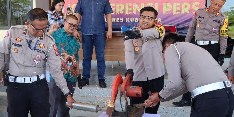 Polres Kubu Raya Musnahkan Puluhan Knalpot Brong dan Tindak Ribuan Pelanggar Lalu Lintas