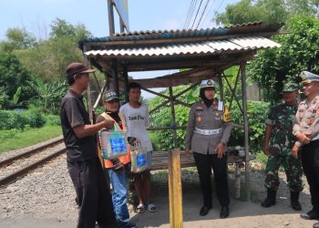 Ramadhan Berkah, Satlantas Polres Kediri Kota Berbagi Untuk Relawan Penjaga Perlintasan Kereta Api