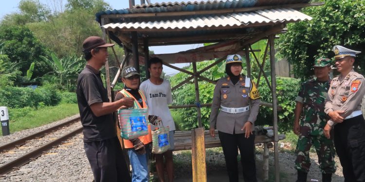 Ramadhan Berkah, Satlantas Polres Kediri Kota Berbagi Untuk Relawan Penjaga Perlintasan Kereta Api