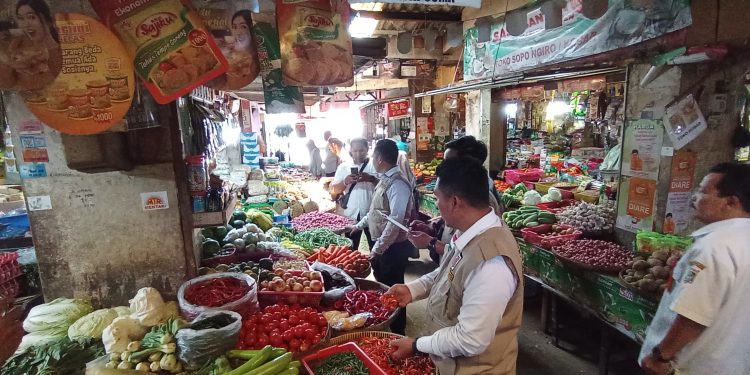 Satgas Pangan Polres Malang Cek Produk Kadaluwarsa di Sejumlah Pasar