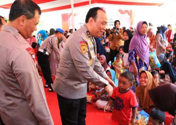 As-SDM Kapolri dan Rombongan Hibur Anak-anak Korban Banjir Demak di Posko Trauma Healing