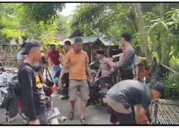 Polres Situbondo Polda Jatim, Satsamapta Mengacak Acak Arena Sabung Ayam Di Panji Situbondo.