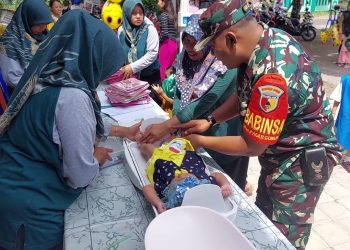 Peduli Generasi Muda, Babinsa Koramil Kesamben Dampingi Kegiatan Imunisasi Balita Dan Cegah Stunting