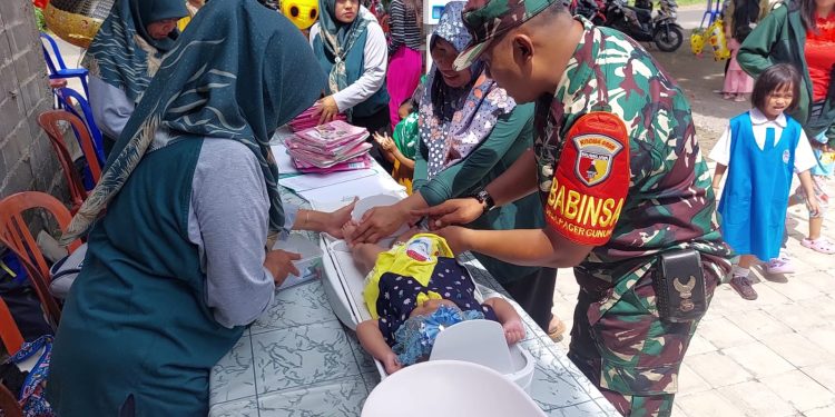 Peduli Generasi Muda, Babinsa Koramil Kesamben Dampingi Kegiatan Imunisasi Balita Dan Cegah Stunting