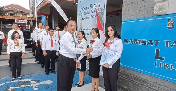 Capaian IKM 88,55 Kepala Samsat Tabanan Berikan Reward Kepada Personil