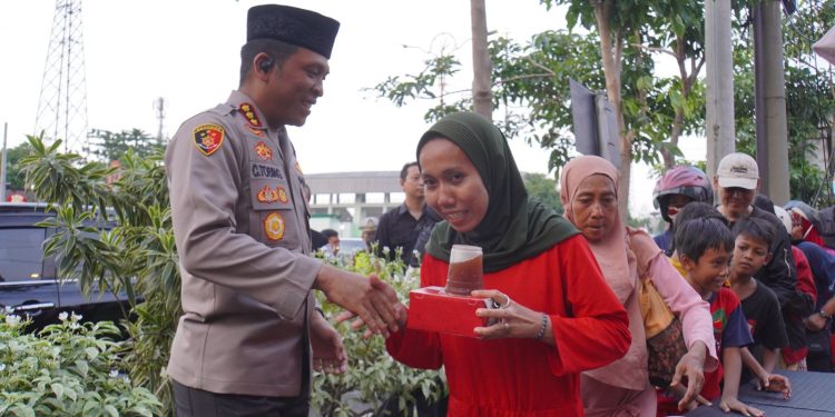Berkah Ramadhan, Polresta Sidoarjo Berbagi Takjil untuk Masyarakat