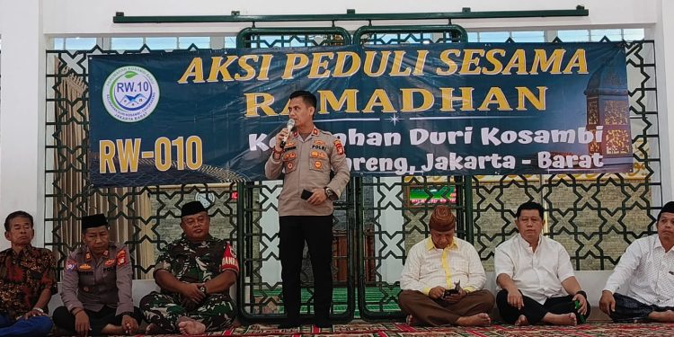 Aksi Peduli Sesama Ramadhan 1445 H: RW. 010 Duri Kosamb i Bersama 3 Pilar Berbagi Sembako di Kelurahan Duri Kosambi