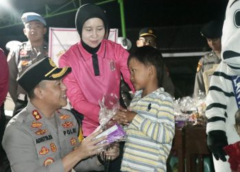 Tiba di Pulau Bawean, Kapolres Gresik langsung Hibur Anak-Anak Korban Gempa