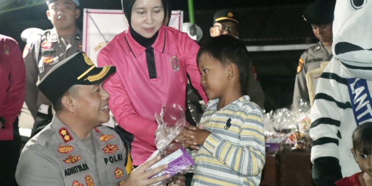 Tiba di Pulau Bawean, Kapolres Gresik langsung Hibur Anak-Anak Korban Gempa