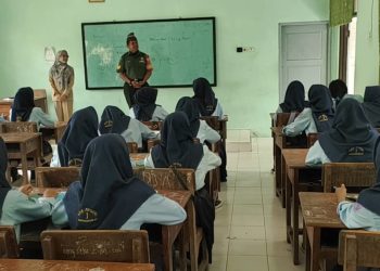 Wujudkan Generasi Muda Berkualitas, Serma Abdul Khamim Berikan Wasbang di SMKN 1 Panggungrejo