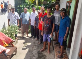 Warga dan Stap Kelurahan Kebonsari , bersama – sama  Dinas Pengairan Jember,  Melakukan  Gotong royong Perbaiki Rumah Tergerus air hujan.