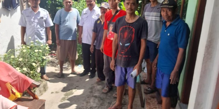 Warga dan Stap Kelurahan Kebonsari , bersama – sama  Dinas Pengairan Jember,  Melakukan  Gotong royong Perbaiki Rumah Tergerus air hujan.