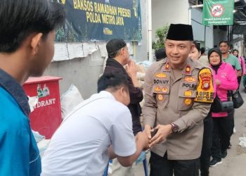 Bansos Ramadhan Presisi: Polsek Tambora Bersama Bhayangkari Ranting Tambora Berikan 50 Sak Semen untuk Perbaikan Masjid Jami Al Mutaqien