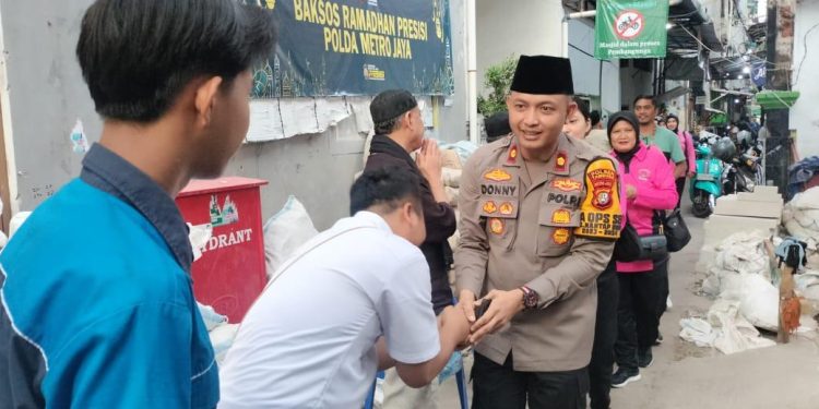Bansos Ramadhan Presisi: Polsek Tambora Bersama Bhayangkari Ranting Tambora Berikan 50 Sak Semen untuk Perbaikan Masjid Jami Al Mutaqien
