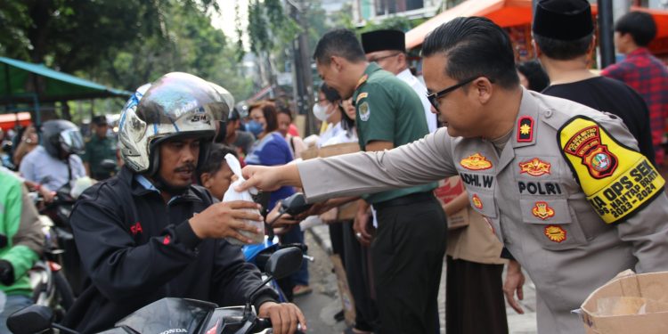 Wujud Toleransi Antar Umat Beragama, 3 Pilar Tamansari bersama Gereja St. Petrus & Paulus Paroki Bagikan 855 Paket Takjil