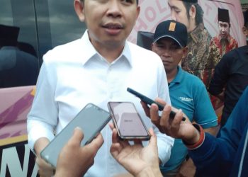 Gus Fawaid Presiden Laskar Shalawat menyapa warga Desa Serut Panti.