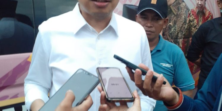 Gus Fawaid Presiden Laskar Shalawat menyapa warga Desa Serut Panti.