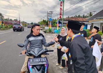 Pengurus Cabang Pergerakan Mahasiswa Islam Indonesia (PMII) Tanggamus membagikan ratusan takjil  bagi Pengguna Jalan 