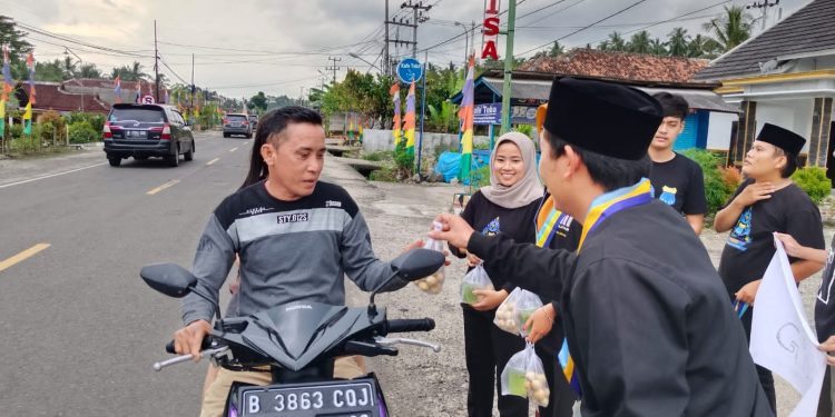 Pengurus Cabang Pergerakan Mahasiswa Islam Indonesia (PMII) Tanggamus membagikan ratusan takjil  bagi Pengguna Jalan 