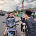 Pengurus Cabang Pergerakan Mahasiswa Islam Indonesia (PMII) Tanggamus membagikan ratusan takjil  bagi Pengguna Jalan 