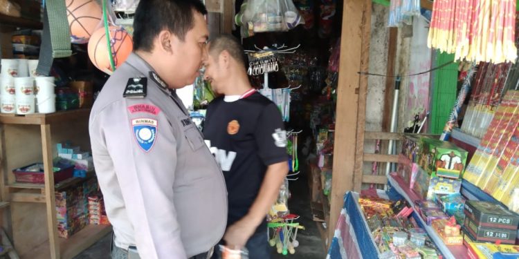 Polisi Razia Pedagang Petasan di Kecamatan Ngabang, Puluhan Petasan disita