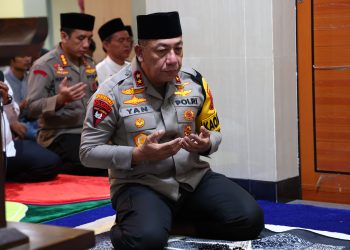 SAFARI RAMADAN 1445 H: KAPOLDA KEPRI PIMPIN SALAT MAGRIB DAN BUKA BERSAMA DI MASJID ATH THORIQ KOTA BATAM