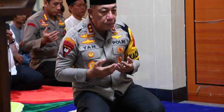 SAFARI RAMADAN 1445 H: KAPOLDA KEPRI PIMPIN SALAT MAGRIB DAN BUKA BERSAMA DI MASJID ATH THORIQ KOTA BATAM