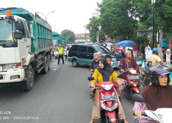 Polisi Kewalahan Menertibkan Jalan Raya Saat Ada Kegiatan Bagi- Bagi Takjil Di Depan Alun- Alun- Bangil Pasuruan.