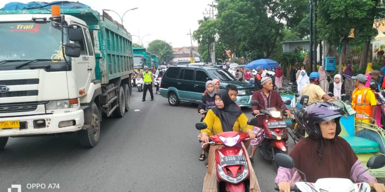 Polisi Kewalahan Menertibkan Jalan Raya Saat Ada Kegiatan Bagi- Bagi Takjil Di Depan Alun- Alun- Bangil Pasuruan.