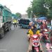 Polisi Kewalahan Menertibkan Jalan Raya Saat Ada Kegiatan Bagi- Bagi Takjil Di Depan Alun- Alun- Bangil Pasuruan.