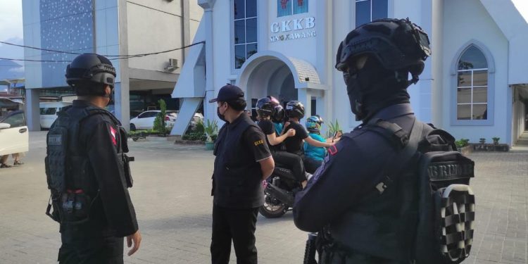 Jamin Keamanan Dan Kenyamanan Ibadah di Gereja Brimob Polda Kalbar Gencarkan Patroli di Semua Gereja