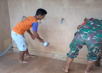 Serda Tukiran Babinsa Koramil 0808/02 Garum Sebagai Penggerak Kebersihan Tempat Ibadah