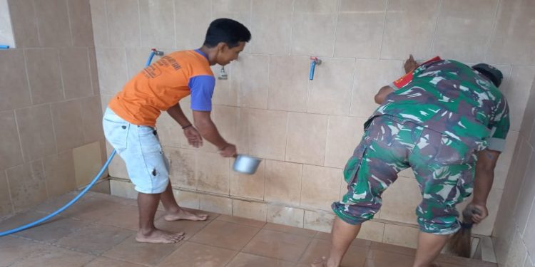 Serda Tukiran Babinsa Koramil 0808/02 Garum Sebagai Penggerak Kebersihan Tempat Ibadah