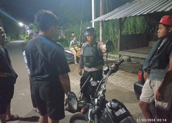 Gencarkan Patroli Sahur, Tim Patroli Polsek Mojoroto Bubarkan Puluhan Pesilat yang Bergerombol Tanpa Tujuan yang Jelas