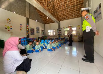 Program Panggung Boneka Semeru, Kanit Kamsel Kunjungi TK. Kusuma mulia Desa Watugede Kec Puncu Kab Kediri