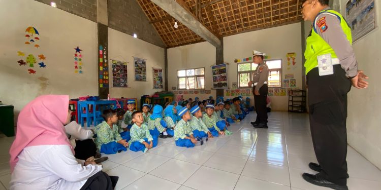 Program Panggung Boneka Semeru, Kanit Kamsel Kunjungi TK. Kusuma mulia Desa Watugede Kec Puncu Kab Kediri