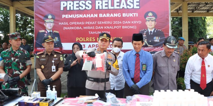 Polres Nganjuk Musnahkan Barang Bukti Hasil Operasi Pekat Semeru 2024