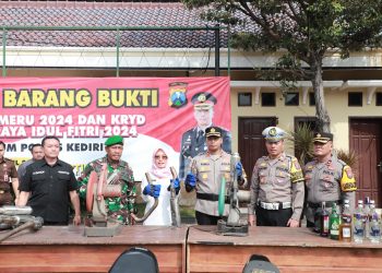 Polres Kediri Musnahkan BB Ribuan Botol Miras, Pil Narkoba dan Knalpot Brong