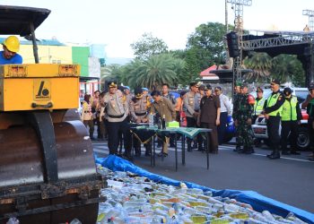 Jelang Lebaran 2024, Polres Blitar Kota Musnahkan Ribuan Botol Miras