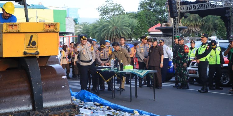 Jelang Lebaran 2024, Polres Blitar Kota Musnahkan Ribuan Botol Miras