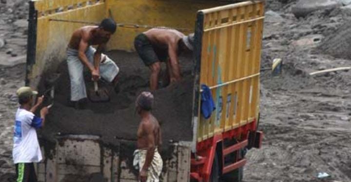Penutupan Tambang Pasir Manual Dekat Pantai Selatan Lumajang Tebang Pilih.