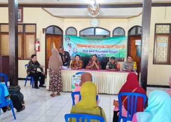 Pastikan Berjalan Lancar, Babinsa Koramil Nglegok Dampingi Kegiatan Penyaluran BLT DD