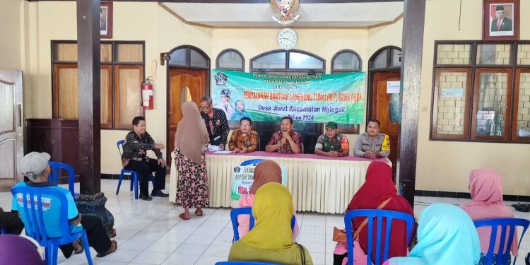 Pastikan Berjalan Lancar, Babinsa Koramil Nglegok Dampingi Kegiatan Penyaluran BLT DD