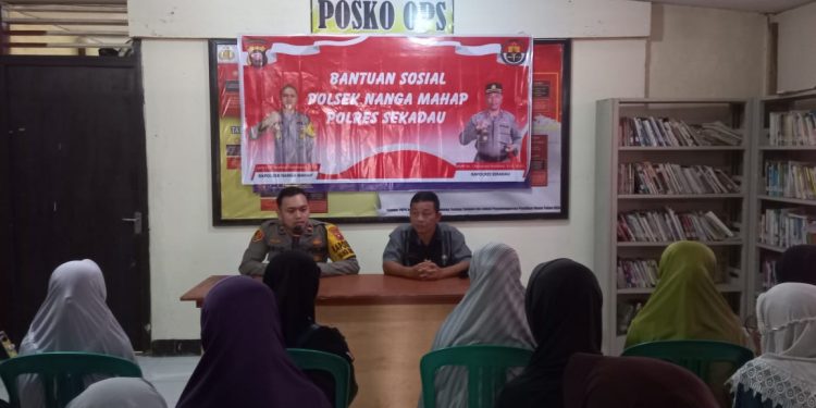 Sambut Idul Fitri, Polsek Nanga Mahap Bagikan 30 Paket Sembako kepada Masyarakat Kurang Mampu