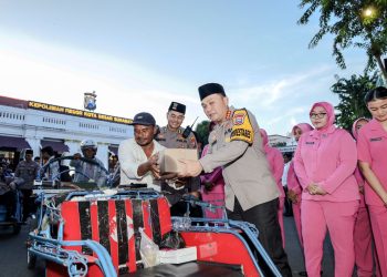 Berbagi Berkah di Bulan Ramadhan, Polrestabes Surabaya Ajak Ratusan Abang Becak Buka Puasa Bersama