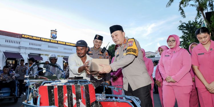 Berbagi Berkah di Bulan Ramadhan, Polrestabes Surabaya Ajak Ratusan Abang Becak Buka Puasa Bersama
